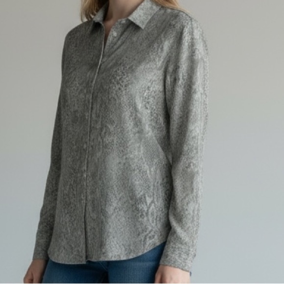 Chico's Size 2.5 - Large 12/14 - Python Fitted Shirt Blouse - LIGHT GRAY - B14 - Picture 1 of 12